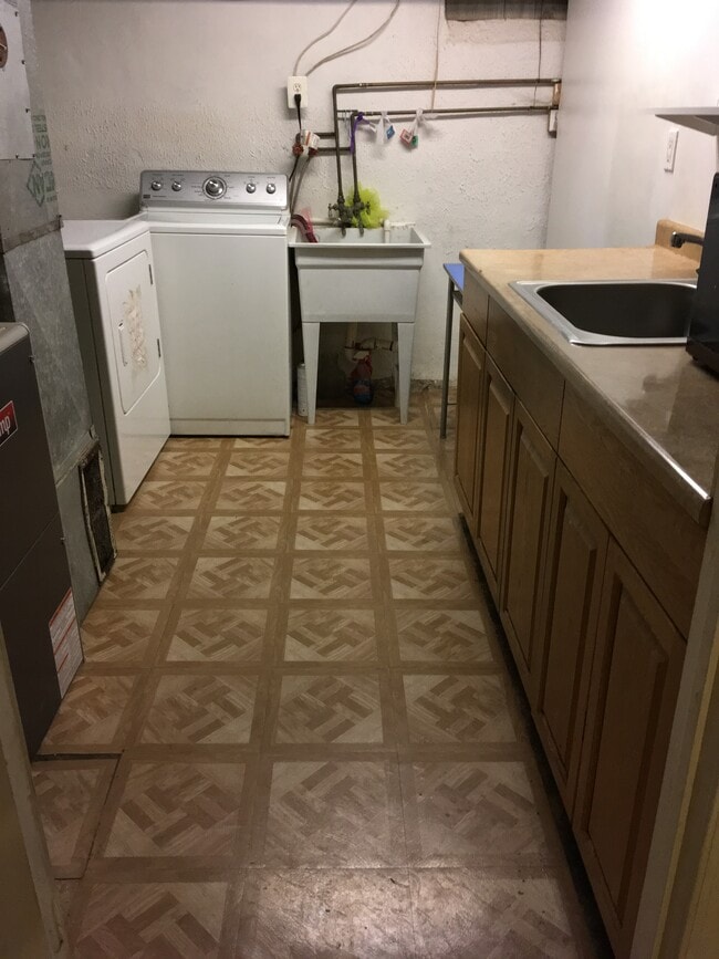 Building Photo - 325 Charles St