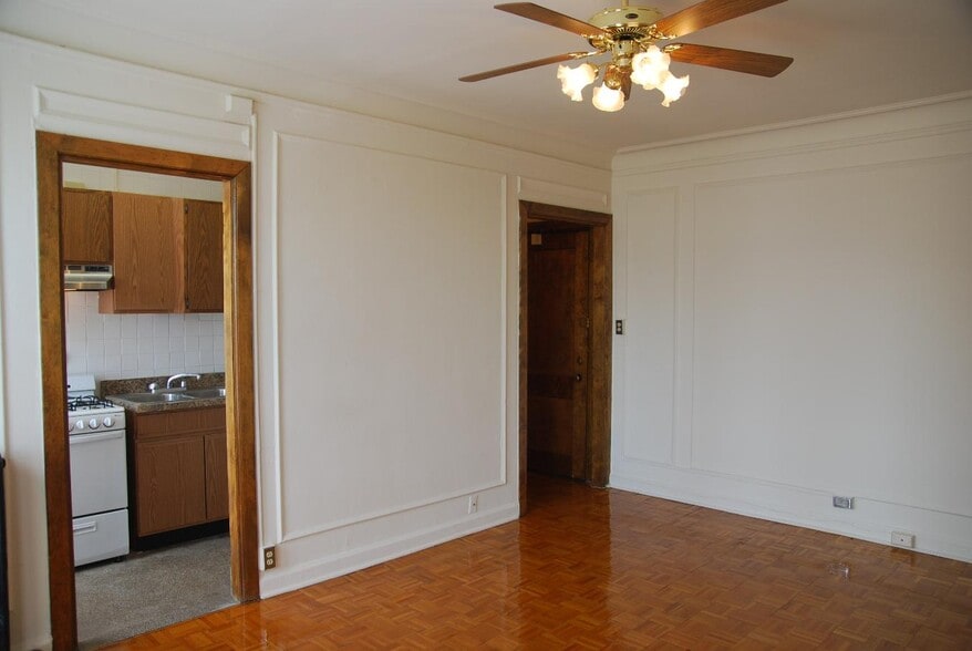 Building Photo - 530 W Diversey Pkwy