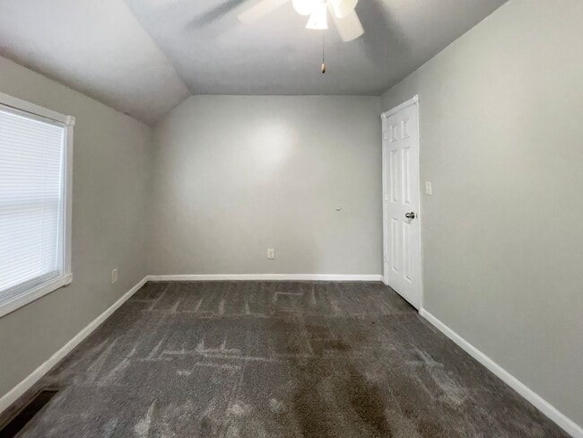 Building Photo - PRELEASING for AUGUST! Close to Campus