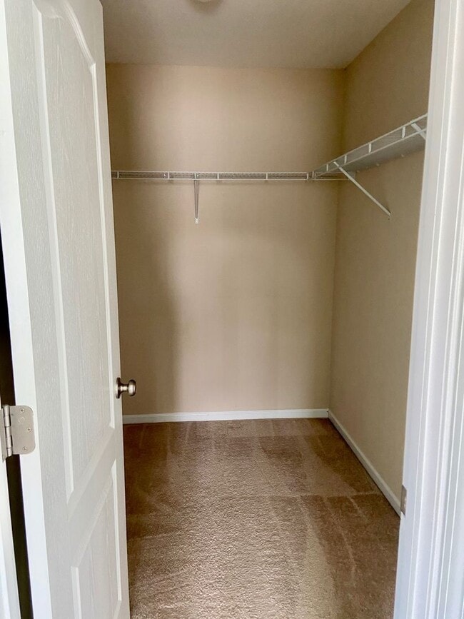 Building Photo - 4BD/3.5BA Gorgeous End Unit Townhouse with...