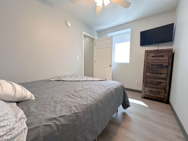 Building Photo - Modern 1-bedroom retreat / Walk to Downtown