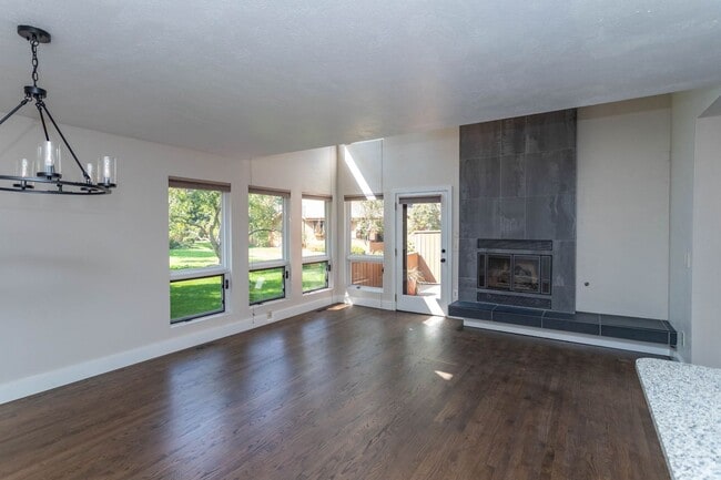 Building Photo - Beautiful Townhome in Central Colorado Springs!