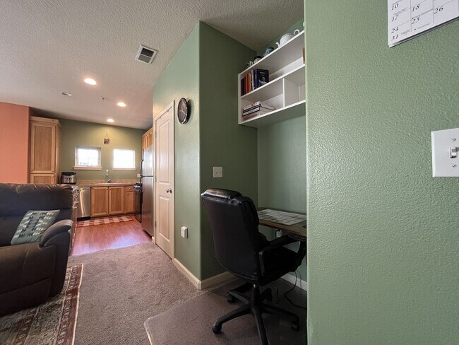 Building Photo - Well-Designed Condo with Dual Primary Suites, Vaulted Ceilings & Community Clubhouse