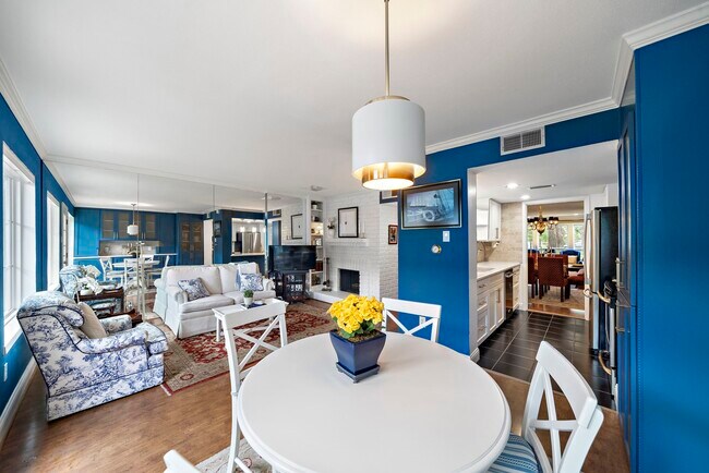 Building Photo - 8944 Chatsworth Dr