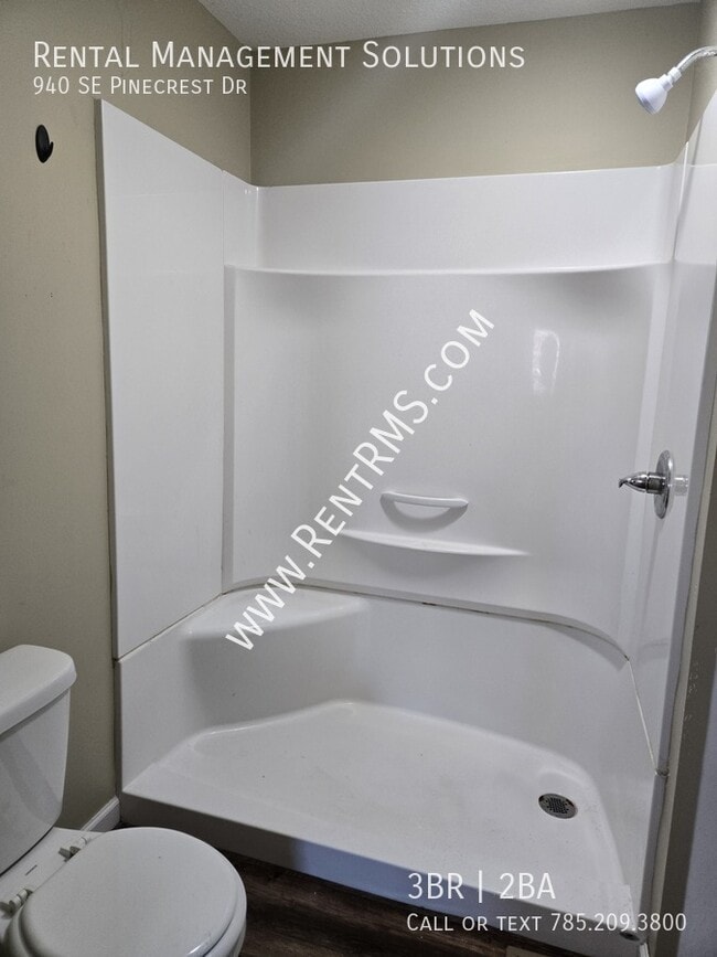 Building Photo - 940 SE Pinecrest Dr