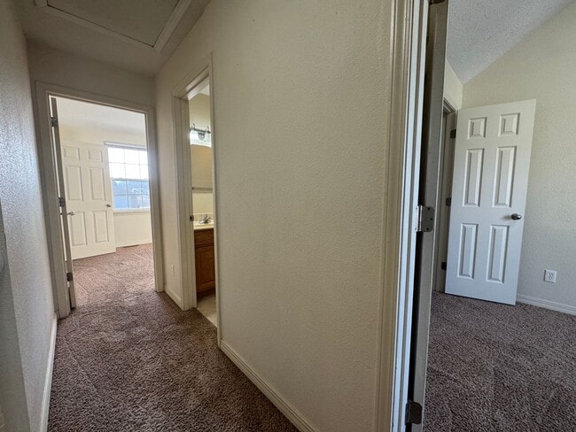 Building Photo - Spacious 3 bedroom, 2.5 bathroom Duplex