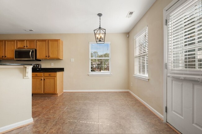 Building Photo - Spacious, end-unit townhome in North Raleigh!