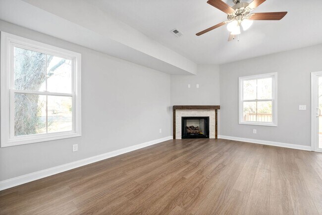 Building Photo - 5 Bedroom Home For Rent in St. Bethlehem Area!