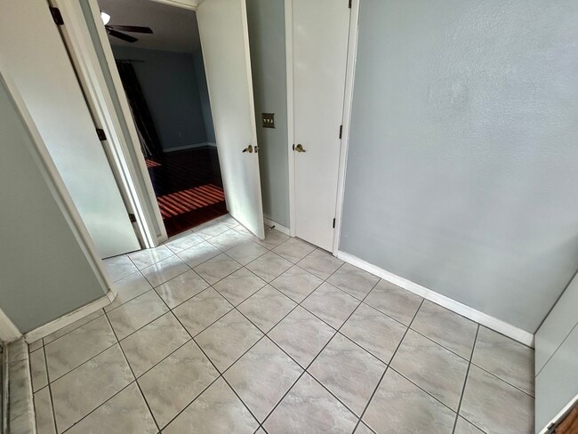 Building Photo - Waterfront Pool Home in Waterford Lakes