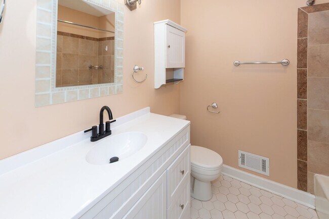 Building Photo - 3 Bedroom 2 Bath Home in Kings Grant - Sum...