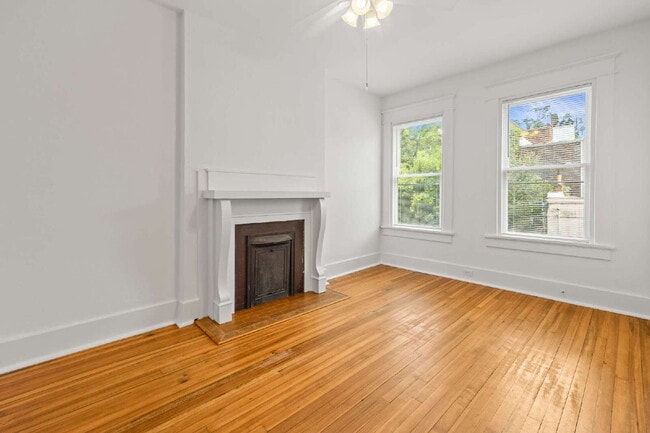 Building Photo - Upscale Historic 3BR/2BA Condo with Rare G...