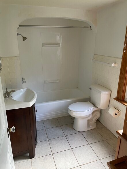 Upstairs Bathroom - 33 Grosvenor St