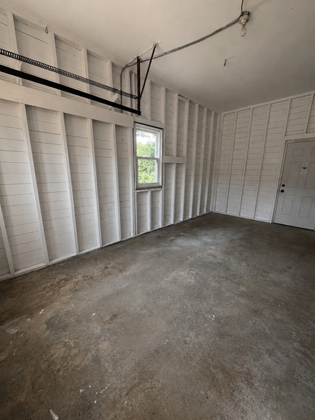 Building Photo - 1607 MacArthur Dr