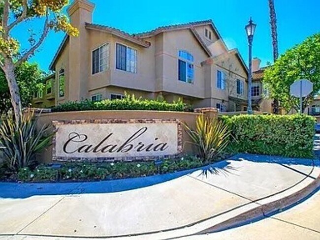 Building Photo - 10 Promontory Park