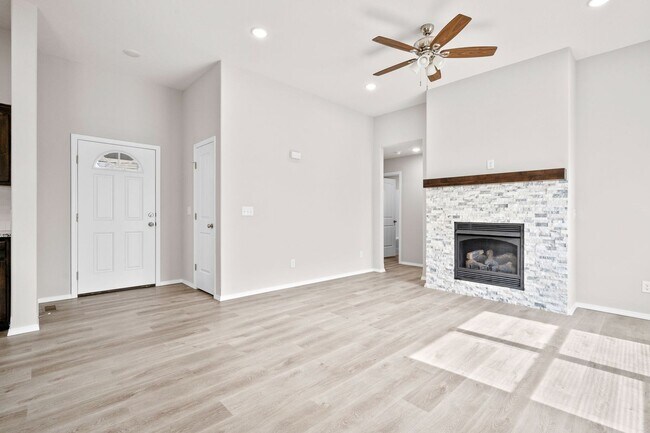 Building Photo - 264 Hickory Hills St