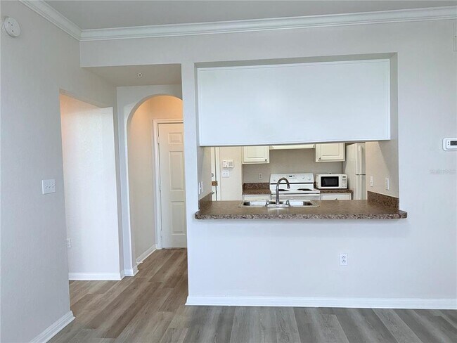 Building Photo - 911 N Orange Ave