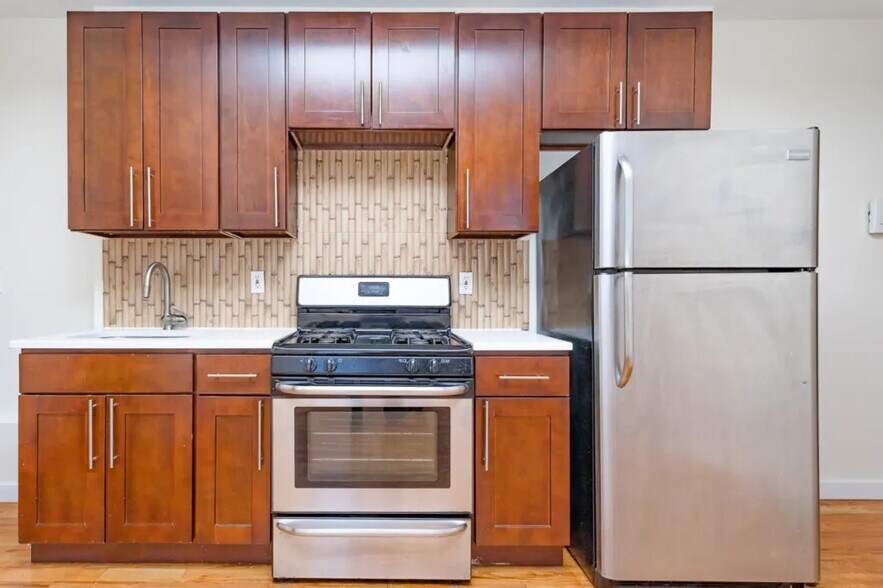 Building Photo - Furnished room/NOT APARTMENT