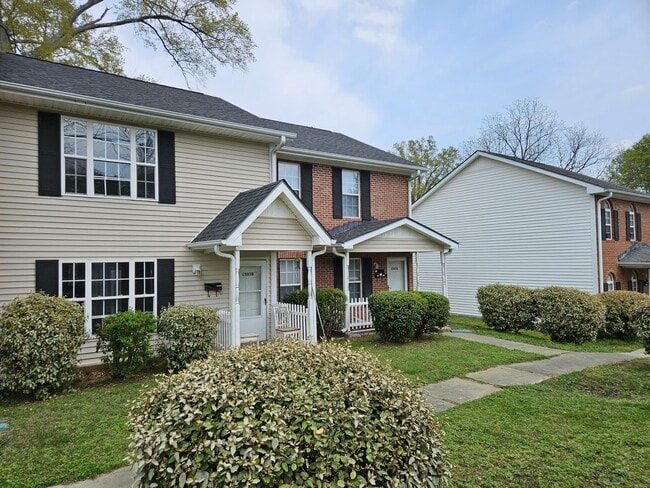Building Photo - Lovely 2br 2.5ba End Unit Townhome! Availa...