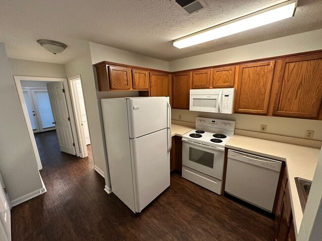 Building Photo - Beautiful Townhouse! All Electric, Washer/Dryer Included! Off-Street Parking, Convenient Location