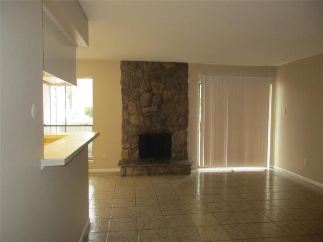 Building Photo - 17331 Red Oak Dr