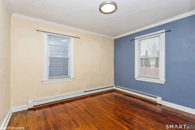 Building Photo - 680 Queen St