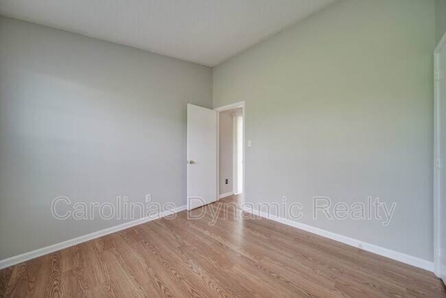 Building Photo - 120 Lantana Dr