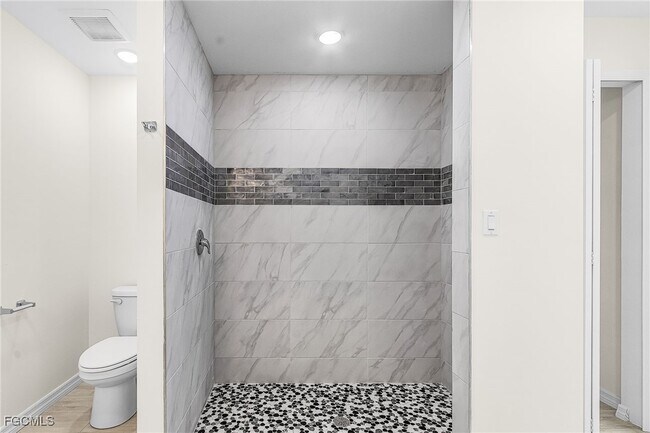 Building Photo - 3916 NE 9th Pl