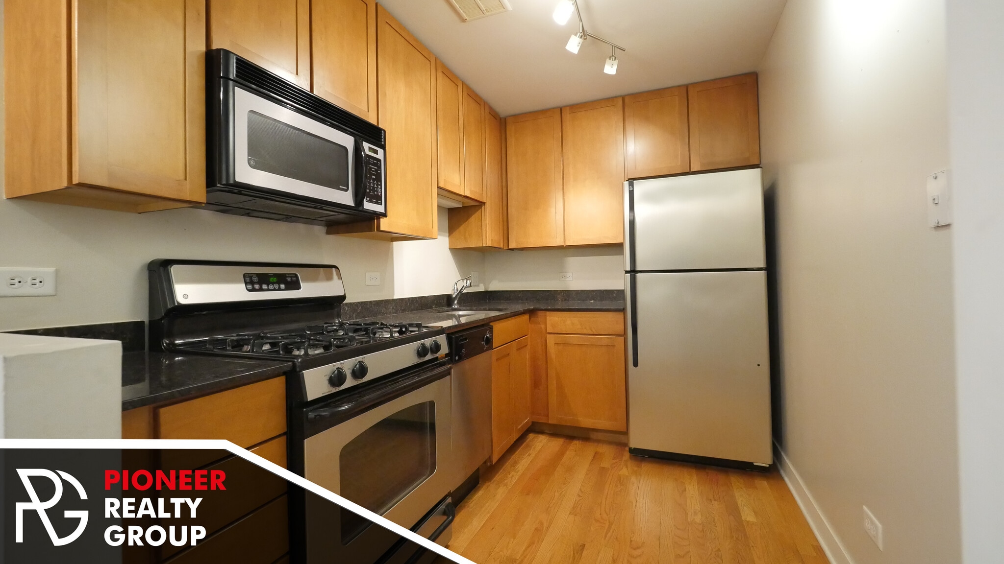 Building Photo - 643 W Wrightwood Ave