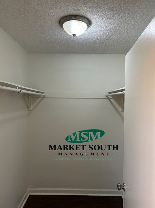 Building Photo - BRANDLEWOOD CUL-DE-SAC OFF GARRARD