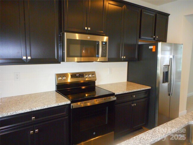 Building Photo - 421 Serenity Cir
