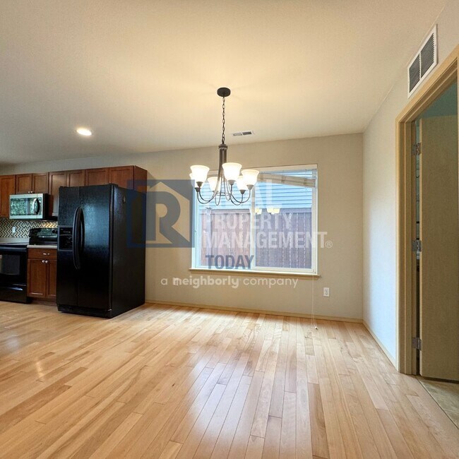 Building Photo - 3 Bedroom + Office Near Amenities!
