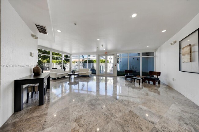 Building Photo - 2000 Bay Dr