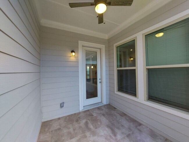 Building Photo - Large 3 Bedroom Luxury Townhome on Silver ...