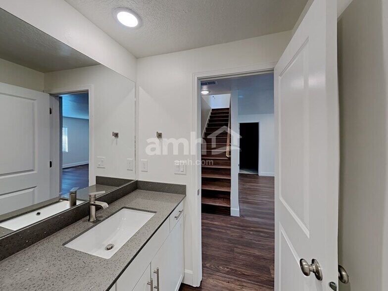 Building Photo - 2184 E Silverado Ln