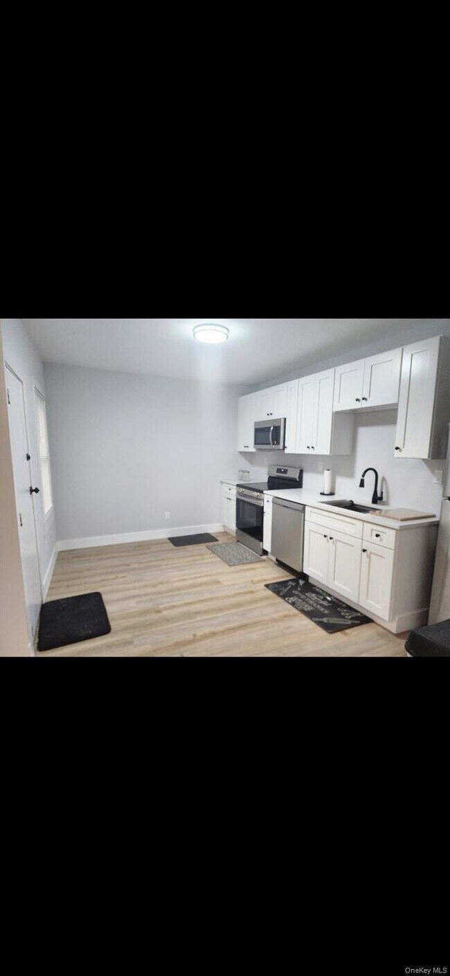 Building Photo - 18 Carman St