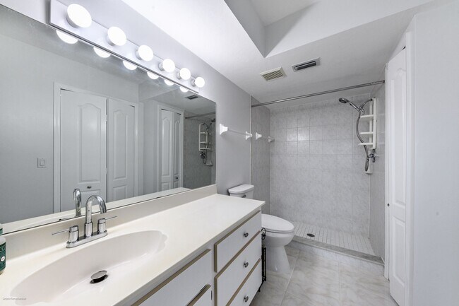 Building Photo - PRICE DROP!! UNFURNISHED ANNUAL RENTAL. CL...