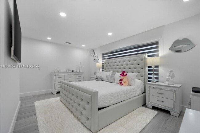 Building Photo - 850 SW 31st Ave