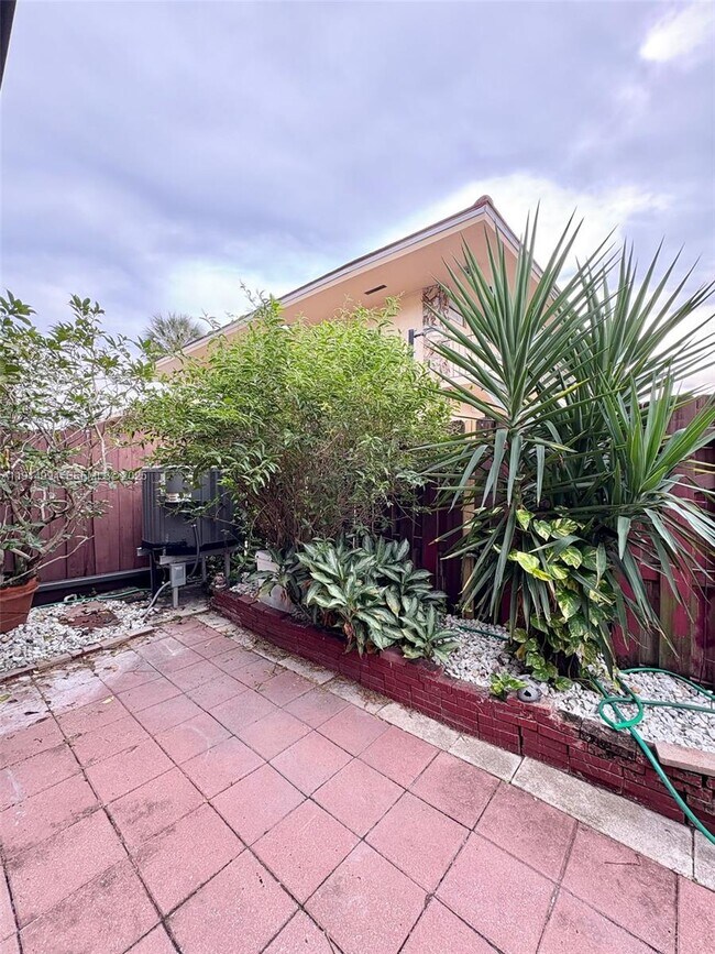 Building Photo - 6568 SW 41st Pl