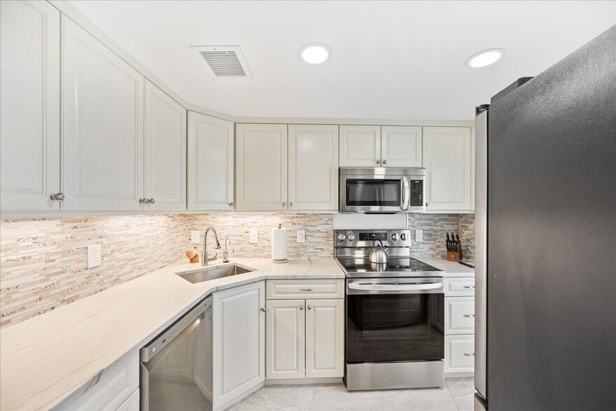 Building Photo - 1213 S Ocean Blvd