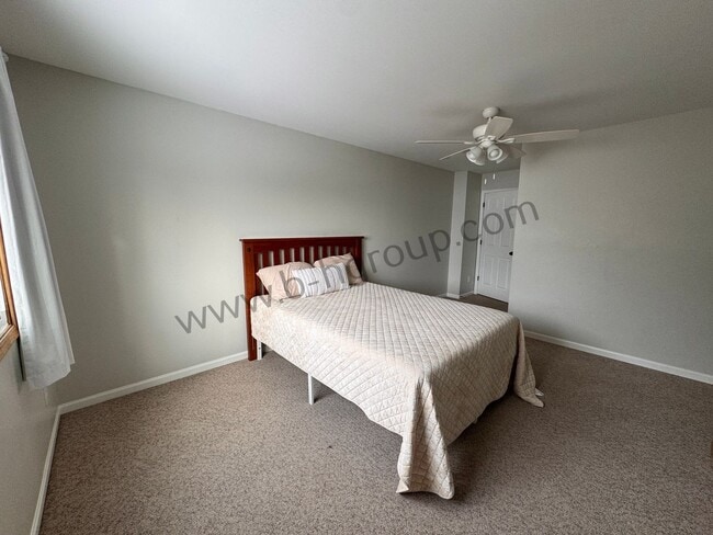 Building Photo - Rare Find!