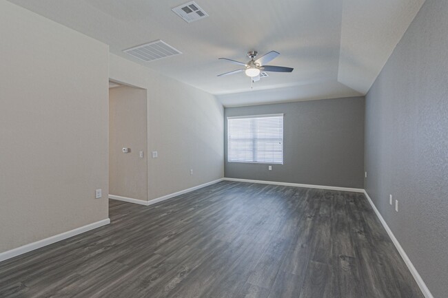 Building Photo - $300 OFF 1ST MONTH RENT IF YOU MOVE IN WIT...