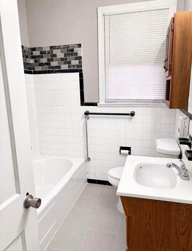 Building Photo - 2114 Merrill Ave