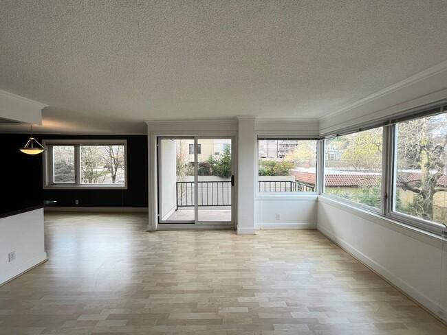 Building Photo - 2Bed 2Bath Condo in Goose Hollow - Garage ...