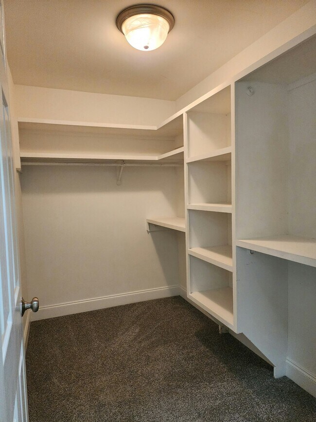 Building Photo - 381 Rosemount Dr