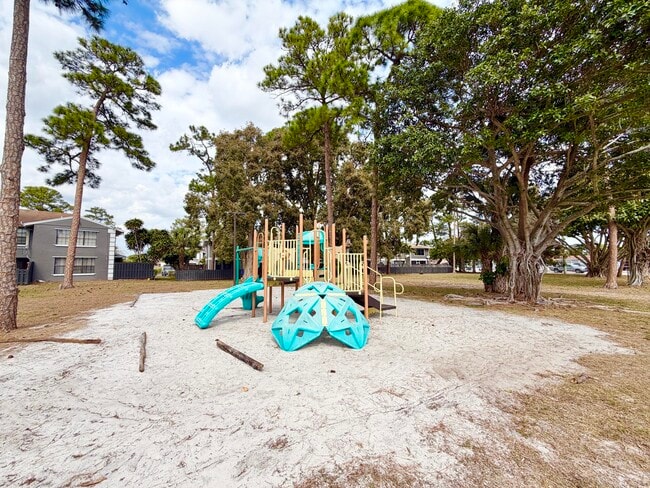 Building Photo - 799 Hill Dr