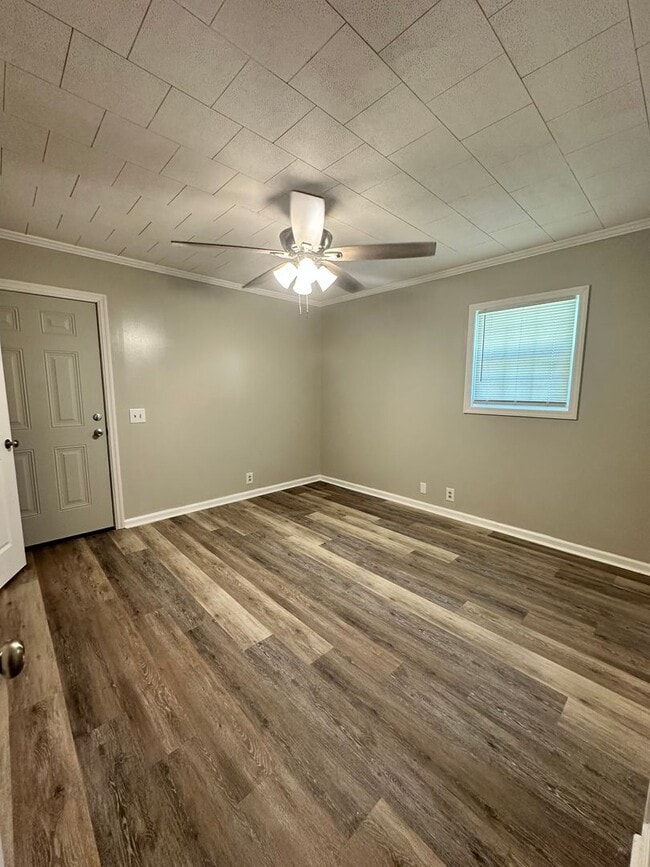 Building Photo - 3 Bed 2 Bath Brick Home with Additional Living Space - Newly Renovated