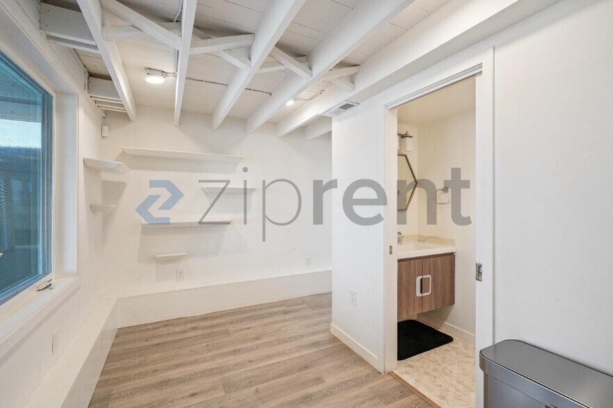 Building Photo - Unit