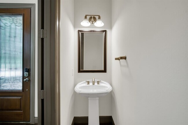 Building Photo - 111 Aventura Pl