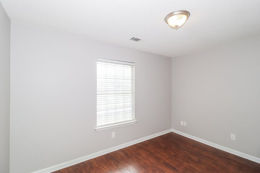 Building Photo - 15 Oaklake Cove
