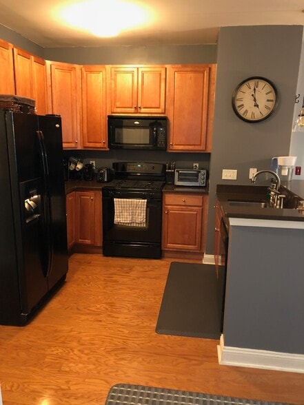 Building Photo - 300 W Elm St